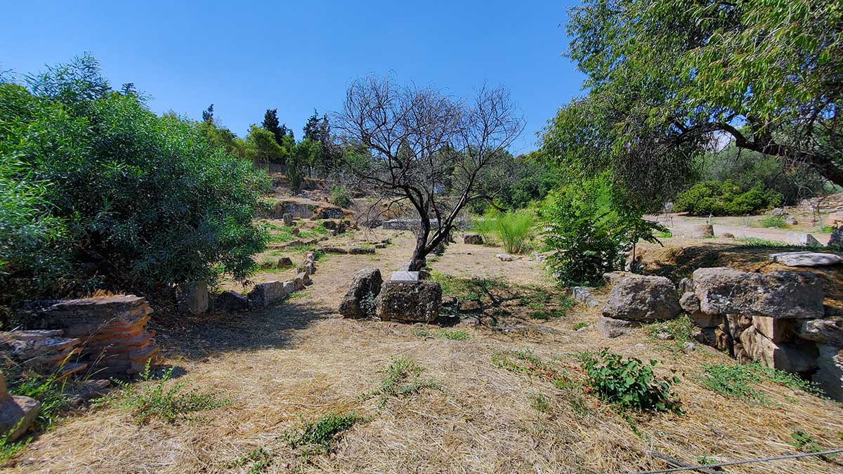 Esta es la carcel en el Ágora donde probáblemente Sócrates pasó sus últimos días. A diferencia de la cueva conocida por ese nombre en El Monte de las Musas.