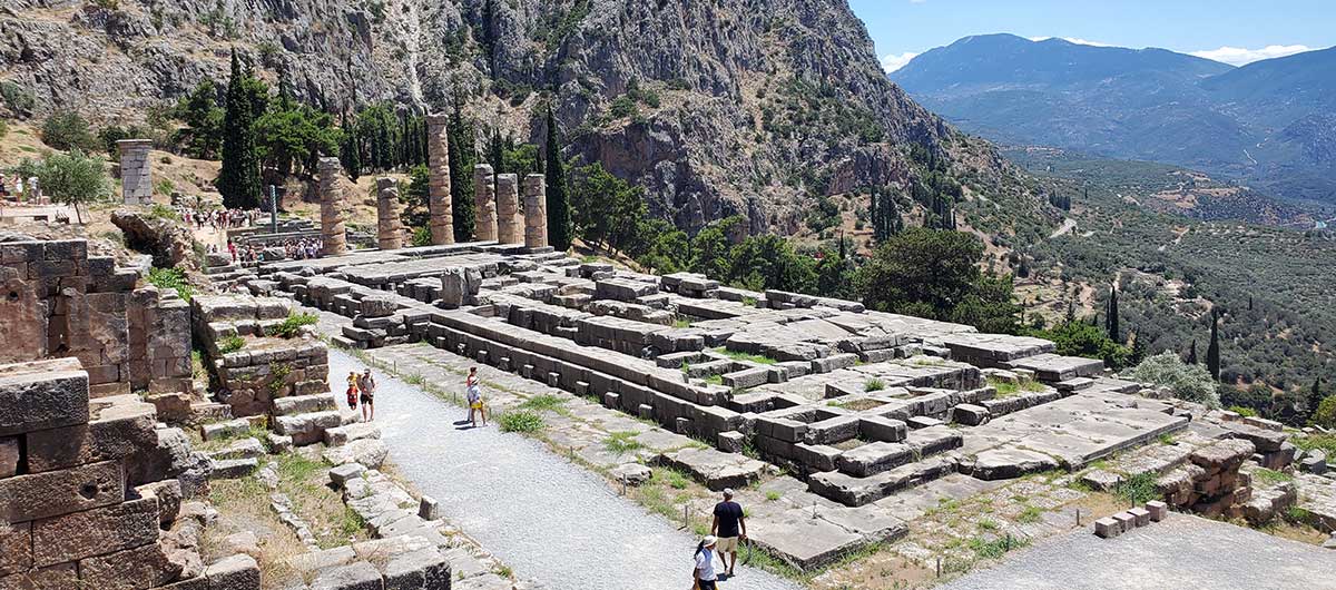 El santuario dedicado al dios Apolo en Delfos, famoso por su oráculo.