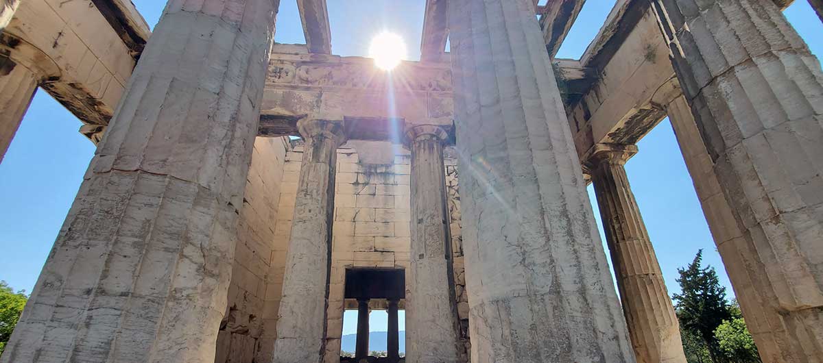 El sol a través de las columnas del Hefestión.
